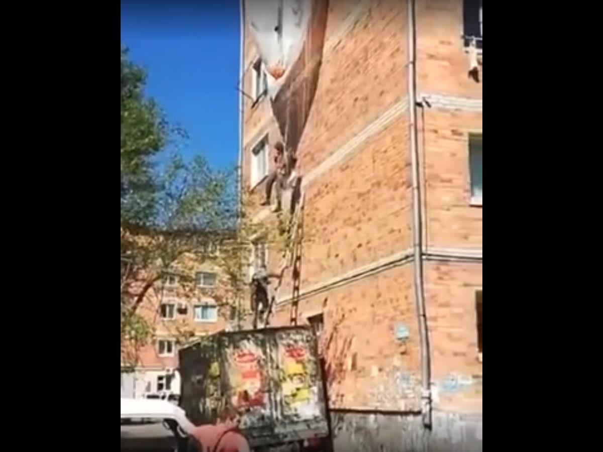 Бійця врятувало спорядження, яке зачепилося за гак / скріншот Бійця врятувало спорядження, яке зачепилося за гак / скріншот