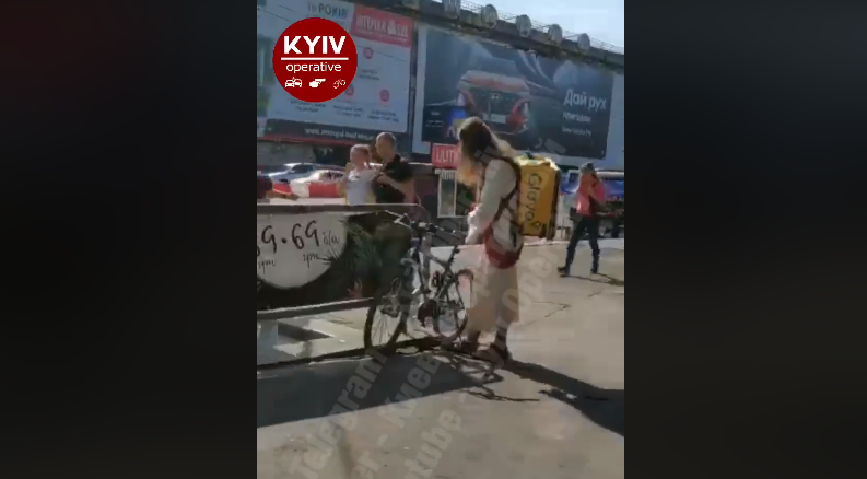 У Києві помітили кур'єра в костюмі Ісуса / скріншот