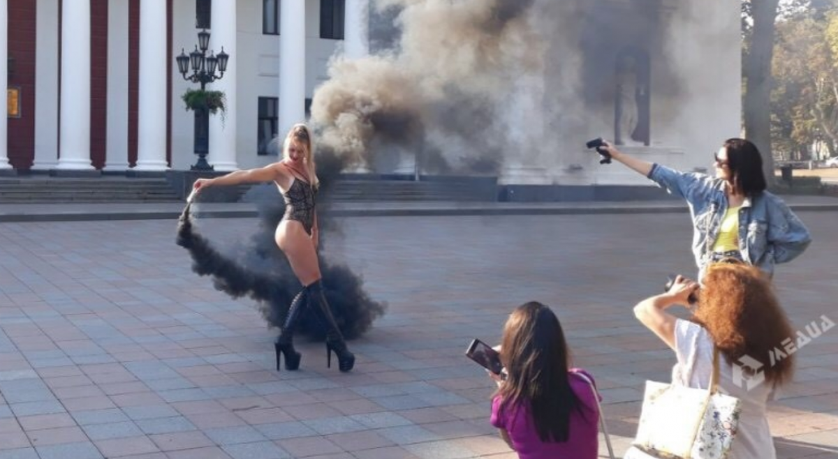 За словами прес-секретаря віце-мера Одеси, дівчат тричі "ввічливо просили" перенести місце зйомки / odessamedia.net