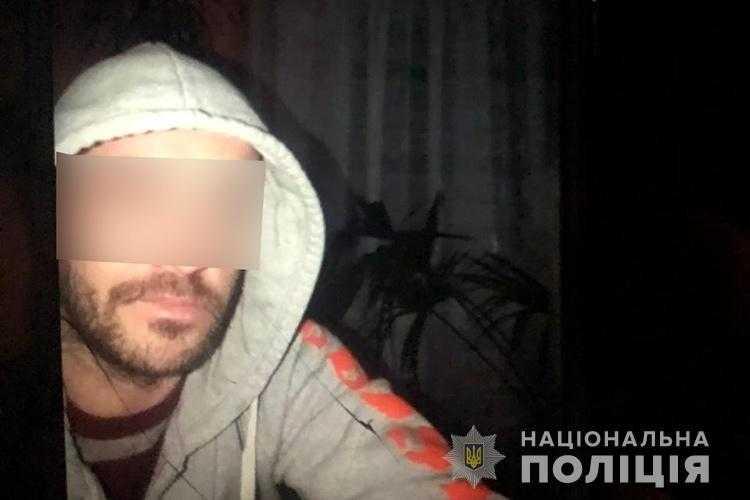 Злоумышленник нанес девушке около 10 ножевых рарений / фото: ГУ Нацполиции Тернопольской области Злоумышленник нанес девушке около 10 ножевых рарений / фото: ГУ Нацполиции Тернопольской области