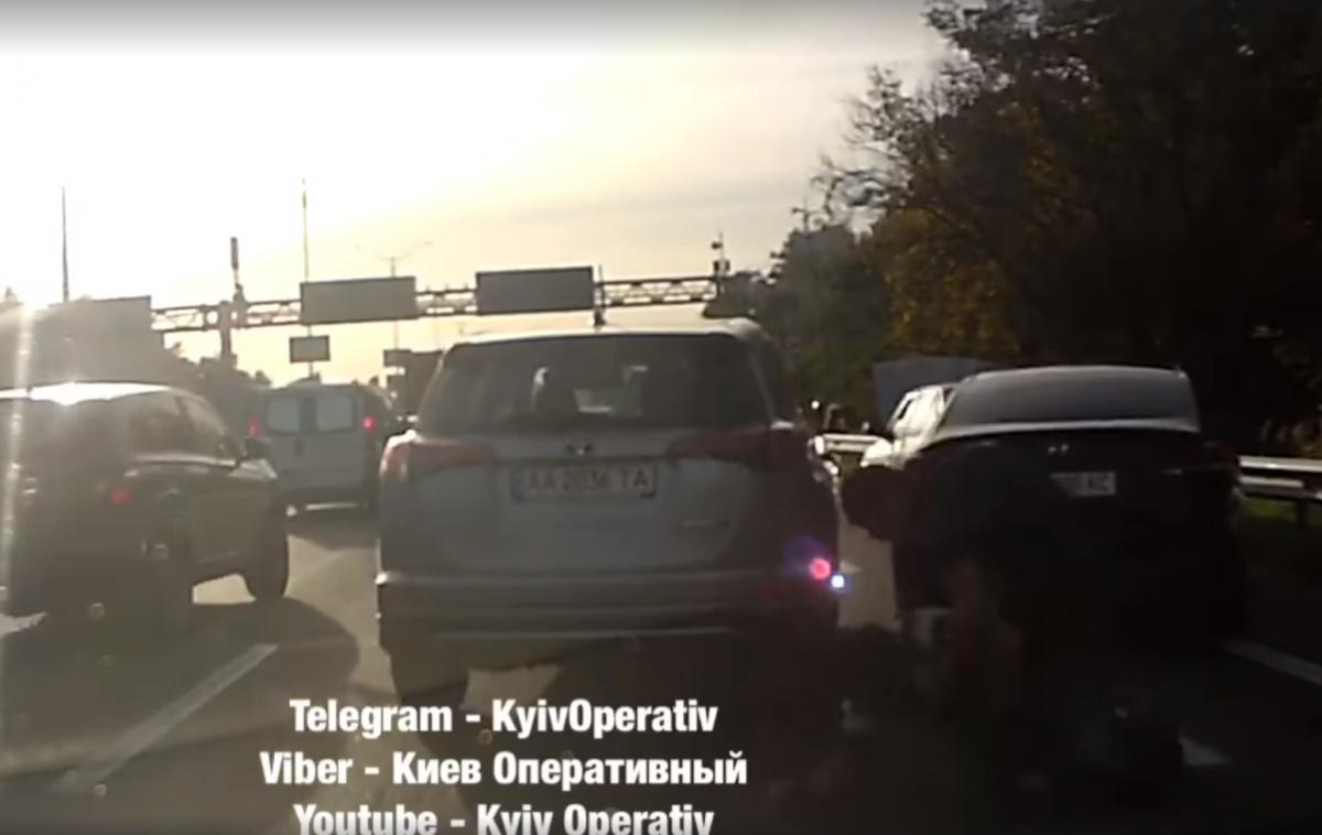 Водії влаштували бійку посеред дороги / скріншот Водії влаштували бійку посеред дороги / скріншот