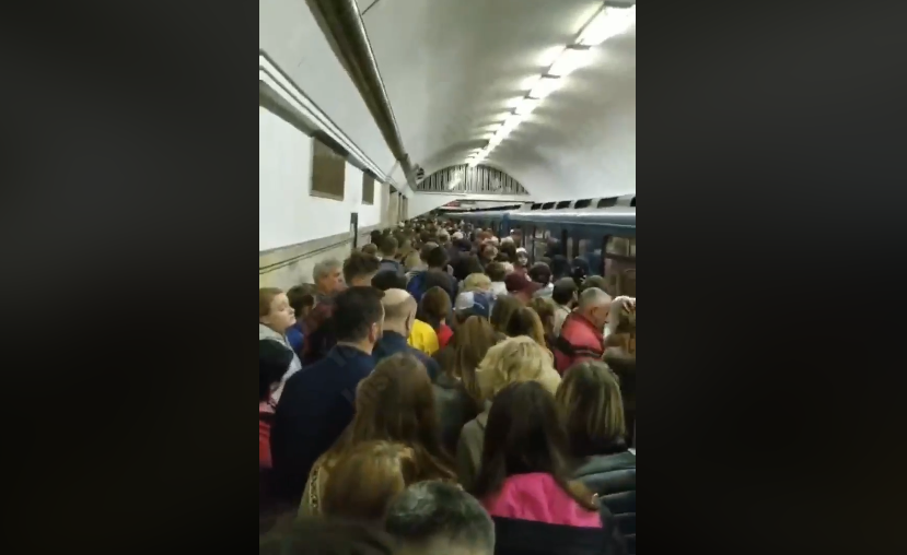 У столичному метро почалася давка / фото скріншот