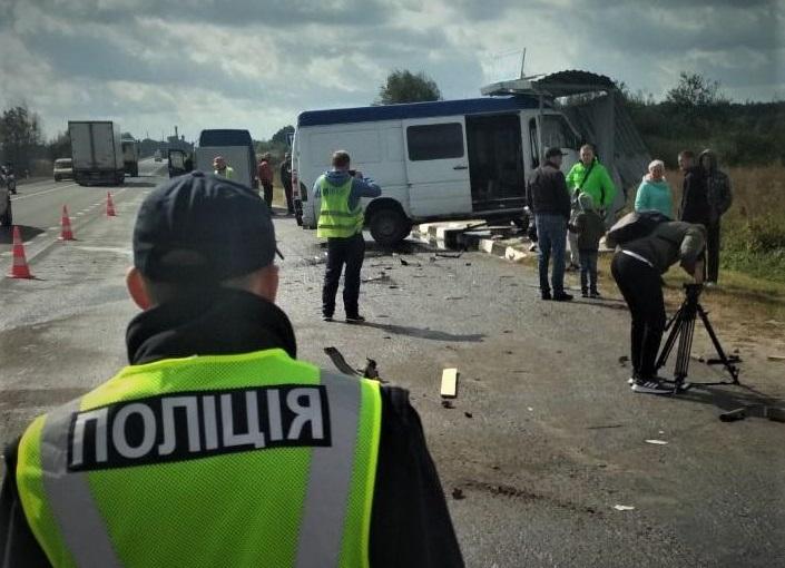 Один из автобусов после столкновения влетел в остановку / фото: lv.npu.gov.ua Один из автобусов после столкновения влетел в остановку / фото: lv.npu.gov.ua