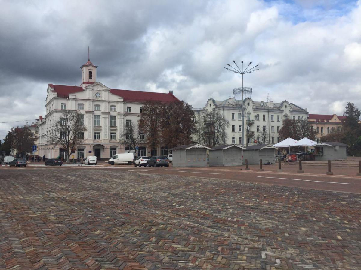 Центр площі укладено автентичною бруківкою, яка буде своєрідною візитівкою Чернігова / фото УНІАН Центр площі укладено автентичною бруківкою, яка буде своєрідною візитівкою Чернігова / фото УНІАН