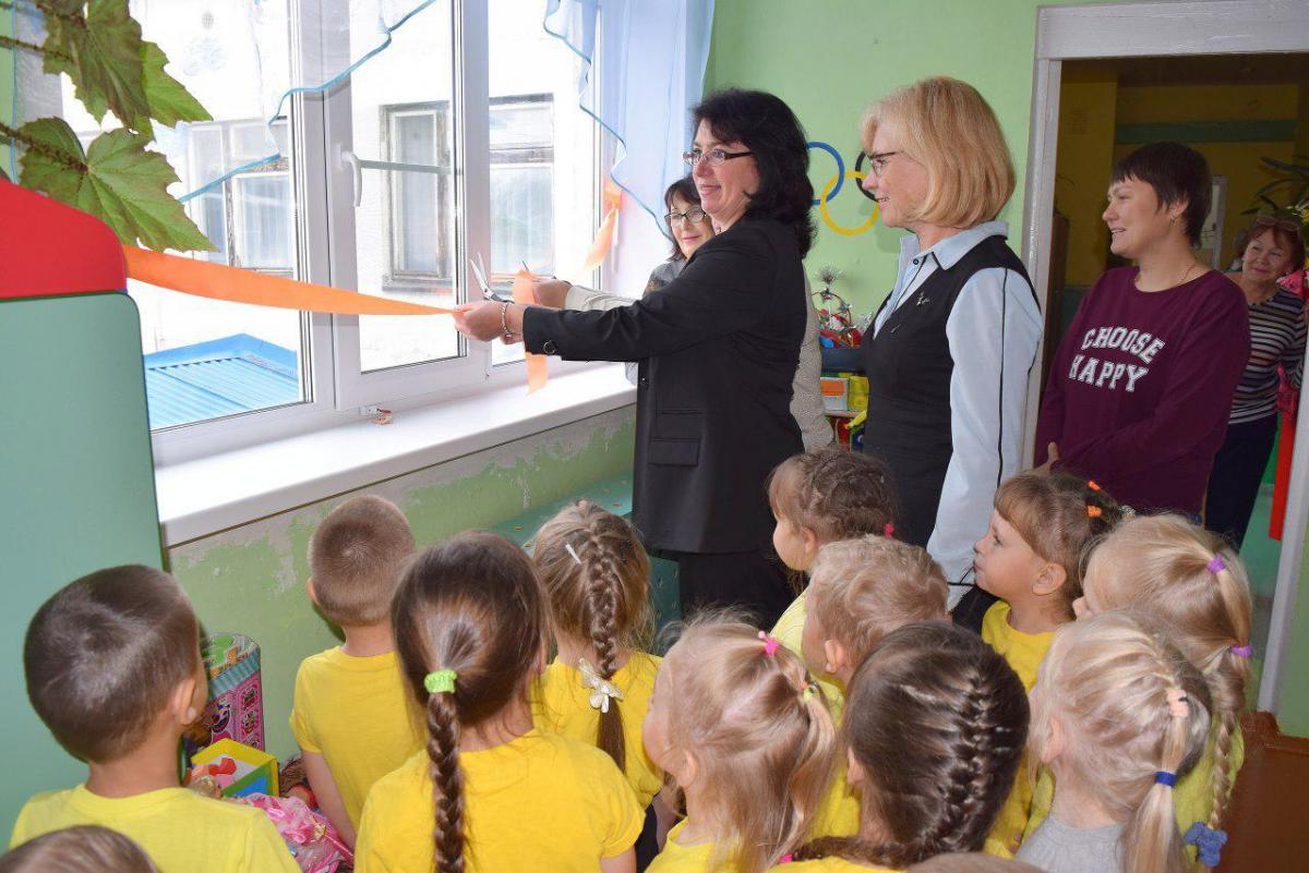 Перед детьми перерезали ленточку, нацепленную к стенам возле окна / фото t.me/lentachold Перед детьми перерезали ленточку, нацепленную к стенам возле окна / фото t.me/lentachold