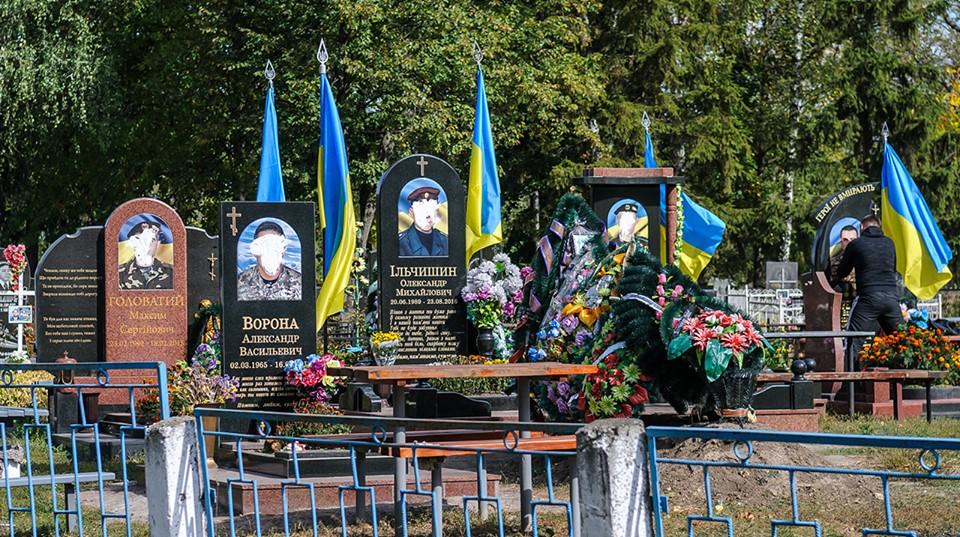 Вандалы закрасили фото погибших белой краской / фото: facebook/Валерий Тихонов Вандалы закрасили фото погибших белой краской / фото: facebook/Валерий Тихонов