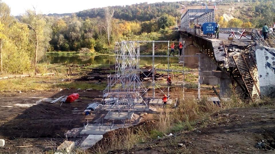 Ukrainian workers  are laying concrete slabs for the foundation of a temporary bridge / Photo from facebook.com/pg/pressjfo.news