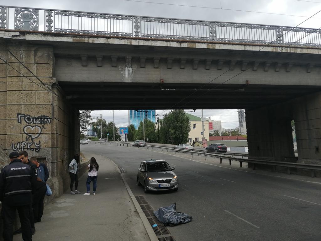 Мужчина погиб, упав с моста / фото: kiev.informator.ua Мужчина погиб, упав с моста / фото: kiev.informator.ua