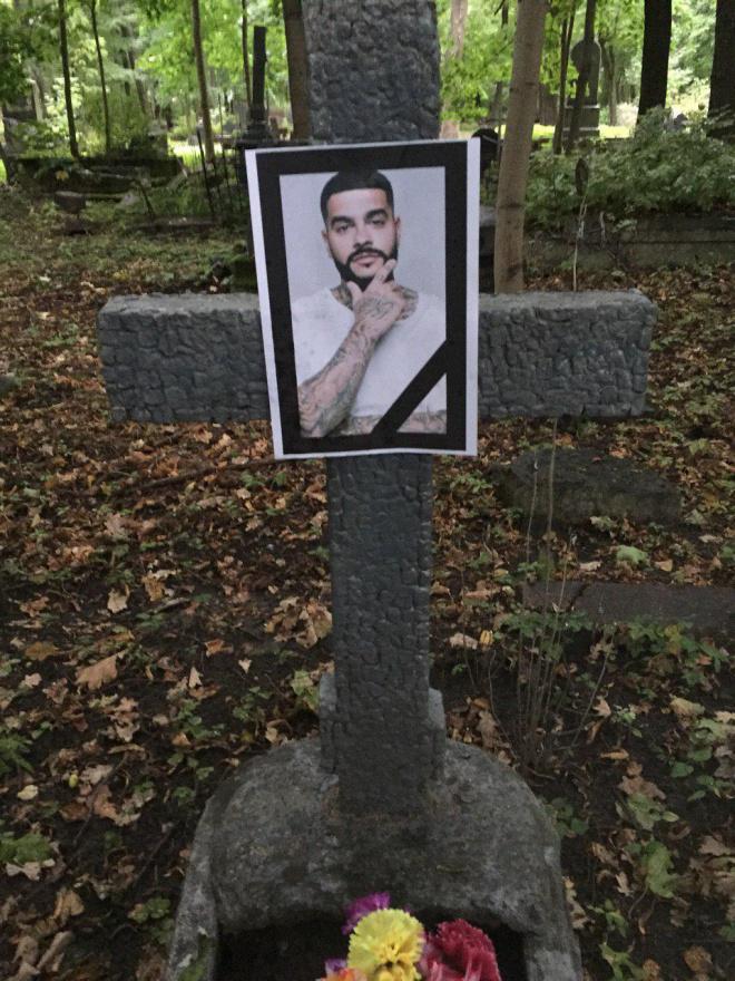 Активісти також "поховали" Тіматі / elgezit.kg Активісти також "поховали" Тіматі / elgezit.kg