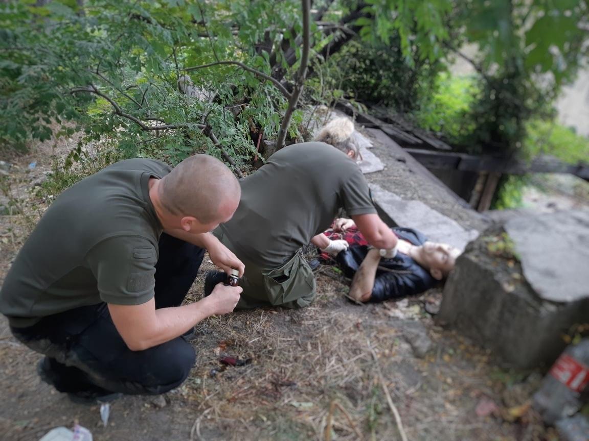 У центрі Одеси знайдено молодого чоловіка з перерізаними венами (фото) У центрі Одеси знайдено молодого чоловіка з перерізаними венами (фото)