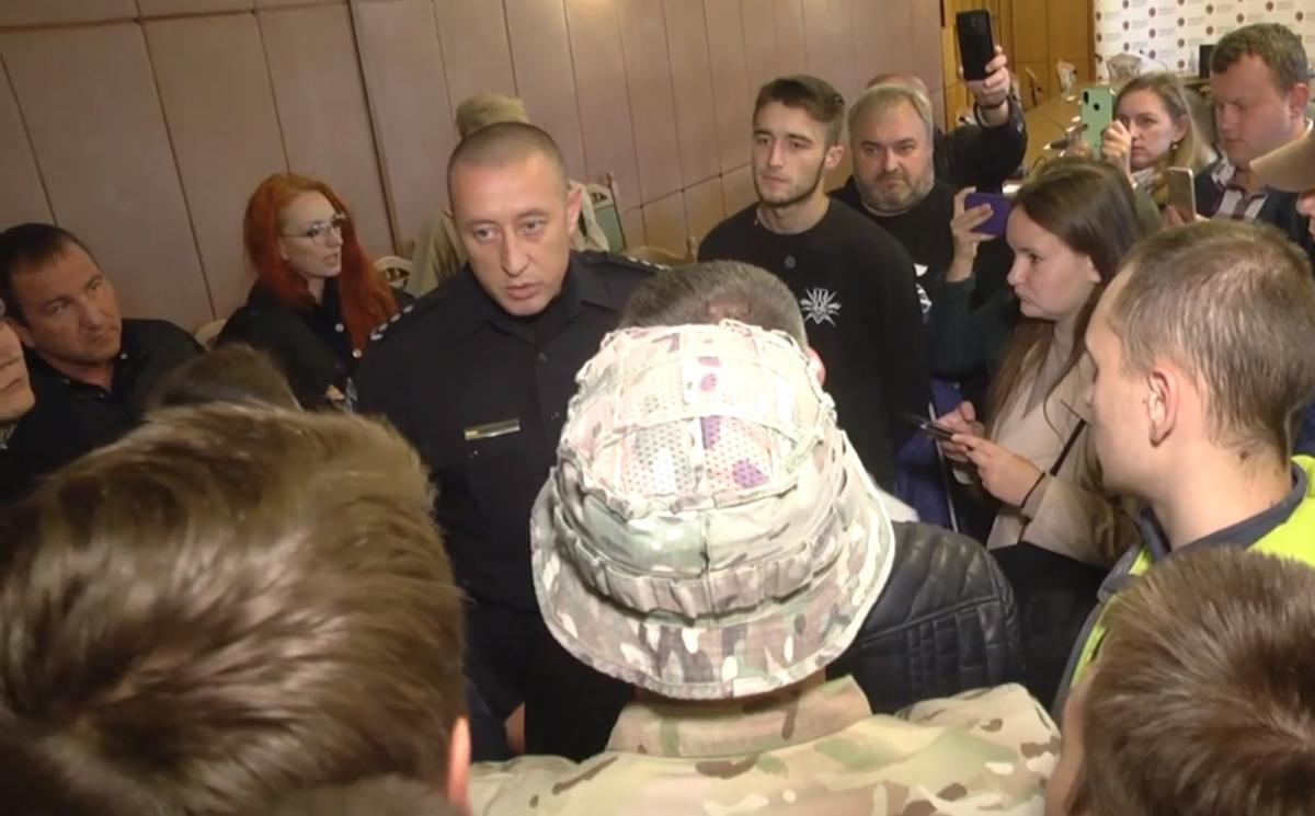 Очільник обласної поліції вважає силовий розгін правильним рішенням / Скріншот Очільник обласної поліції вважає силовий розгін правильним рішенням / Скріншот