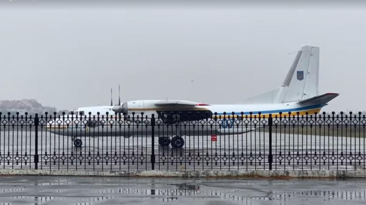 На Закарпатье прилетел самолет с бойцами Национальной гвардии / скриншот из видео На Закарпатье прилетел самолет с бойцами Национальной гвардии / скриншот из видео