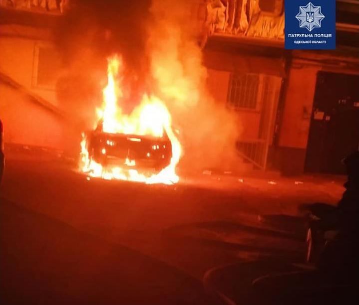 Вогонь також пошкодив балкон, під яким стояло авто / фото: Патрульної поліції Одеської області Вогонь також пошкодив балкон, під яким стояло авто / фото: Патрульної поліції Одеської області