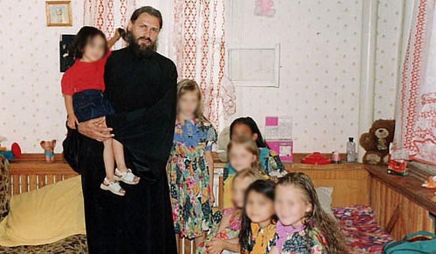 Священик, його донька і її чоловік до 12 листопада будуть перебувати в СІЗО / фото: офіційна сторінка священика Священик, його донька і її чоловік до 12 листопада будуть перебувати в СІЗО / фото: офіційна сторінка священика