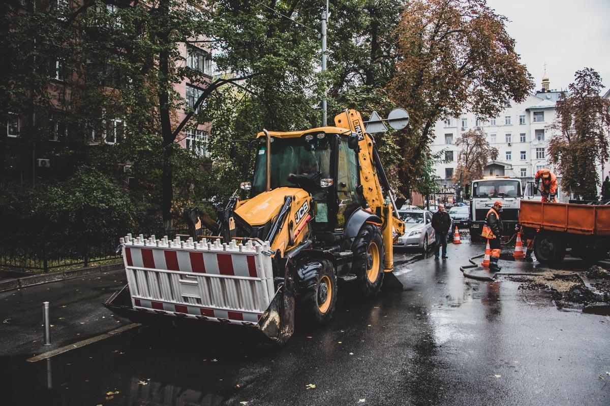 На вулиці Золотоворітська провалилася ділянка асфальту / фото Інформатор На вулиці Золотоворітська провалилася ділянка асфальту / фото Інформатор