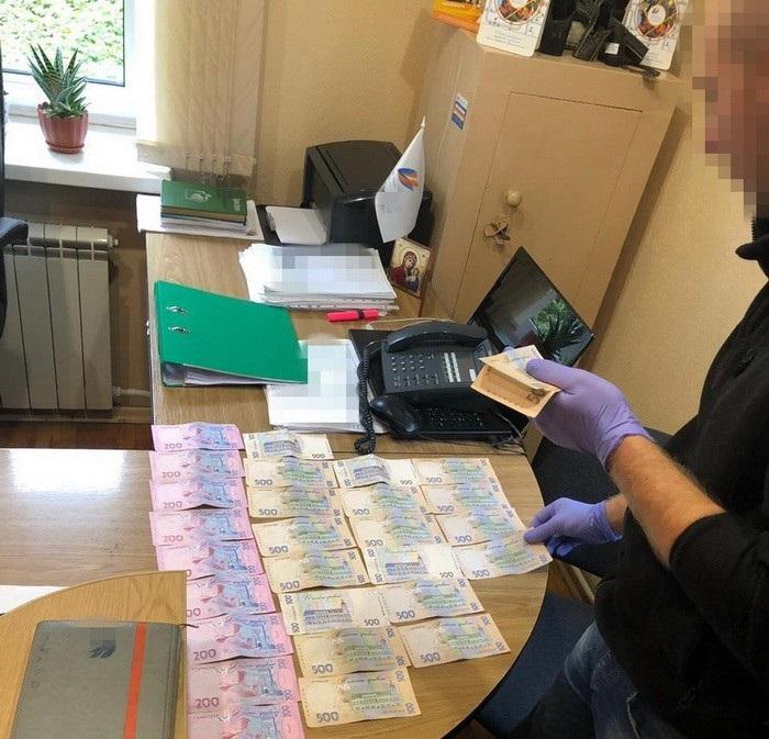 Чиновник предложил согласовать вопрос за12 тысяч гривен / фото СБУ Чиновник предложил согласовать вопрос за12 тысяч гривен / фото СБУ