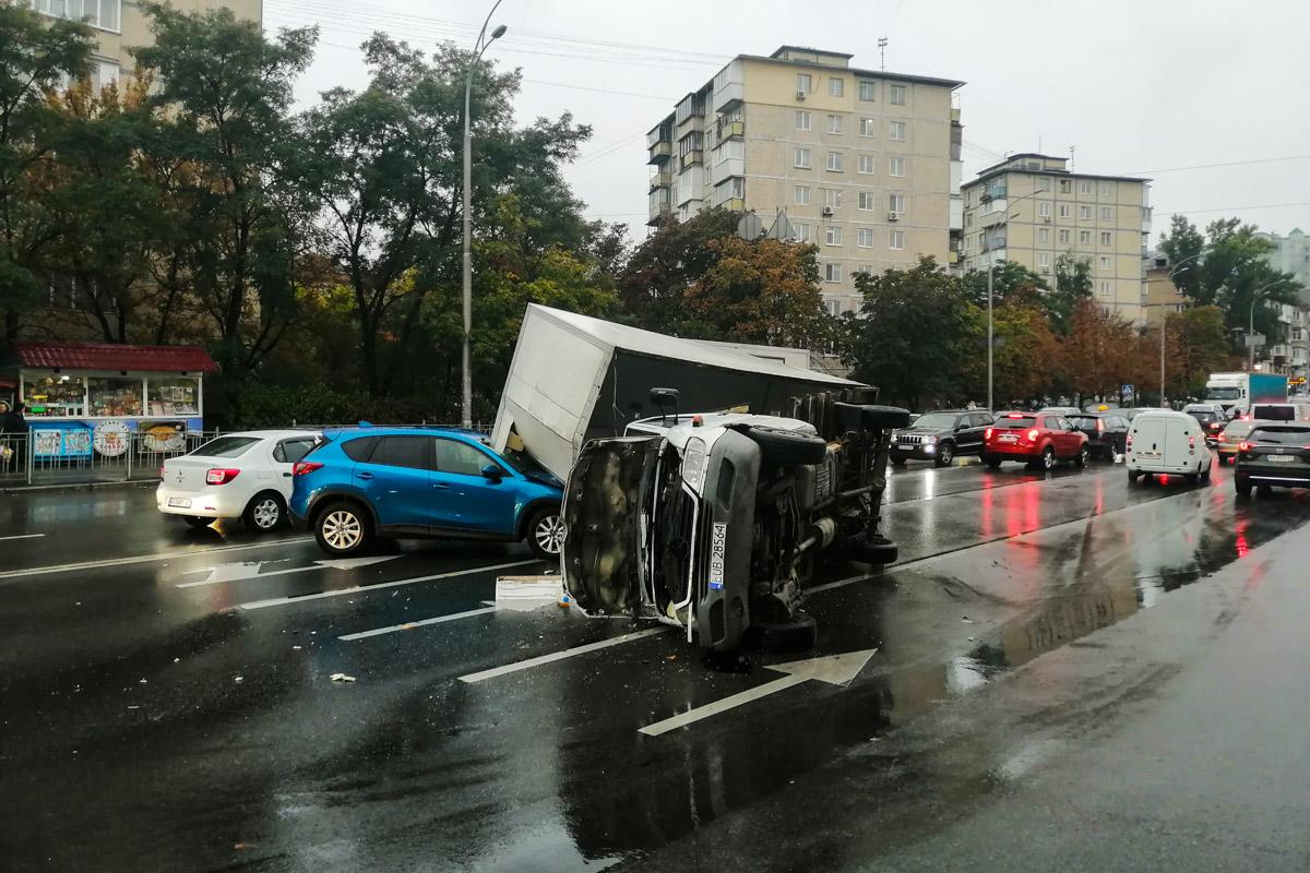 В Києві сталася потрійна ДТП / фото Андрій Шматов / Інформатор В Києві сталася потрійна ДТП / фото Андрій Шматов / Інформатор