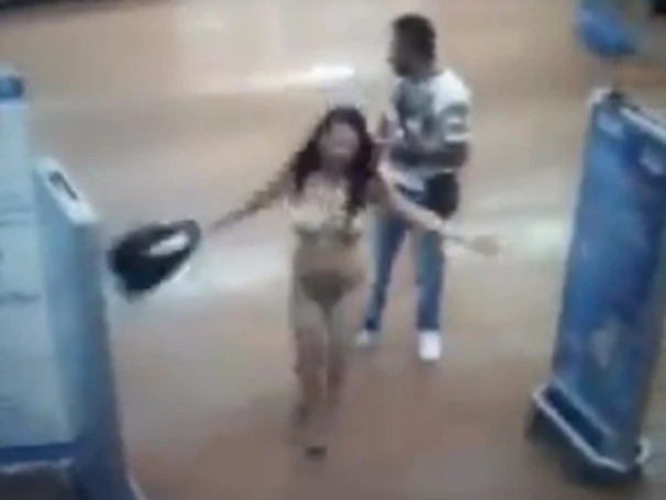 Женщина разделась в магазине / Скриншот