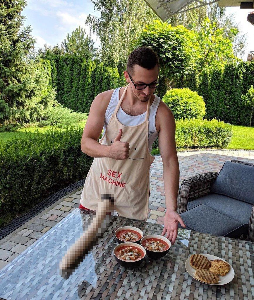 На фото Никита позирует на террасе с борщом и бифштексами / instagram.com/nick_shef На фото Никита позирует на террасе с борщом и бифштексами / instagram.com/nick_shef