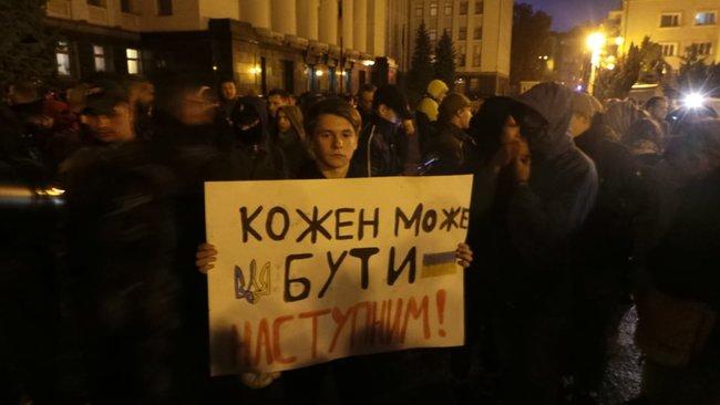 Акція відбувається безпосередньо на площі перед Офісом президента / фото Цензор.НЕТ Акція відбувається безпосередньо на площі перед Офісом президента / фото Цензор.НЕТ