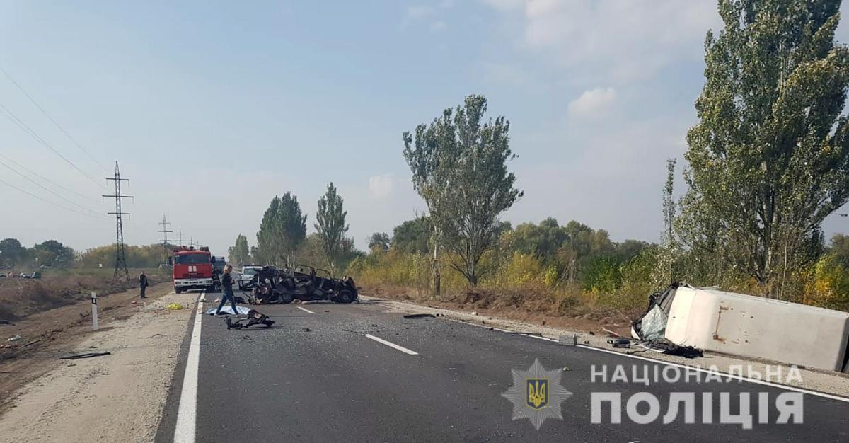 ДТП сталася на трасі "Дніпропетровськ-Маріуполь" / фото: прес-служба поліції ДТП сталася на трасі "Дніпропетровськ-Маріуполь" / фото: прес-служба поліції