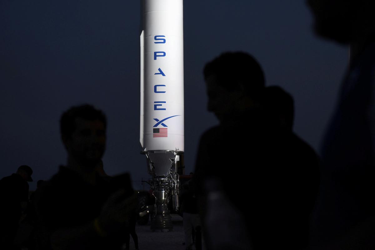 SpaceX запустила в космос чергову партію супутників  фото REUTERS