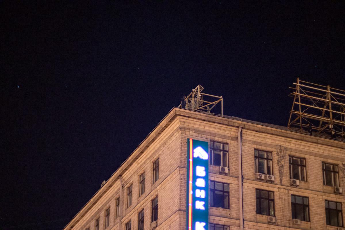 Около 3:15 парень таки спустился / фото: Информатор Около 3:15 парень таки спустился / фото: Информатор