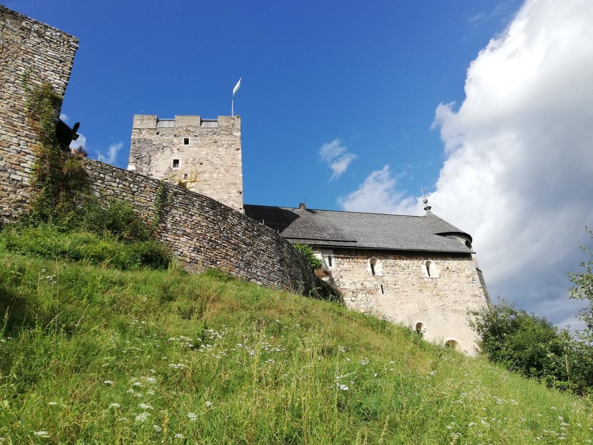 Фото Старинный замок Гёстинг в Граце 28 сентября 2019