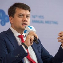 Разумков поручил профильным комитетам подготовить изменения в ряд законов для приведения их в соответствие с Конституцией