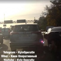 В Киеве два водителя подрались прямо посреди дороги из-за пробки (видео)