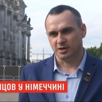 Сенцов снял плакат в свою поддержку перед посольством РФ в Берлине (видео)