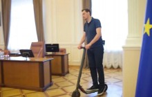 Премьер Гончарук катался по залу заседаний Кабмина на самокате: видео