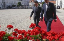 Зеленский возложил венок к могиле Неизвестного солдата в Польше