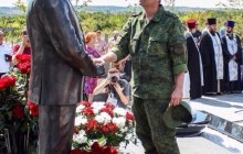 В сети высмеяли фото главаря "ДНР" у памятника Захарченко