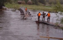Не подумали про рівень річки: у російському селі "довгоочікуваний" міст завалився після відкриття