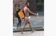 Оголений «доставник їжі» в одних стрінгах влаштував переполох на Хрещатику (відео)