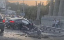 У Києві на мосту Патона сталася серйозна ДТП: від капота Audi майже нічого не залишилось (відео)