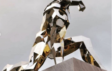 В Италии появился четырехметровый памятник Железному человеку (фото)