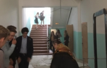 В омській гімназії на голову школярці обвалилась стеля, попри дорогий ремонт