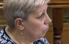 В Днепре суд отправил в СИЗО горе-мать, которая держала детей на цепи (видео)