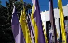 В Донецкой области возле горсовета подожгли ленты цвета украинского флага
