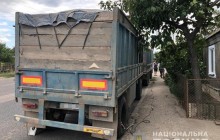 П'ять переломів: у Миколаєві пенсіонера ледве не вбило колесом, що відлетіло від КамАЗу (фото)