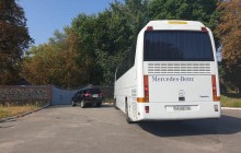 На території військового аеродрому в "Борисполі" помітили порожній автобус та авто з дипномерами консульства РФ (фото)