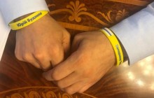 Зеленський зняв з рук та віддав звільненим морякам символічні браслети (фото)