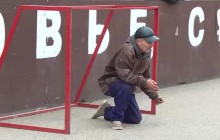 Зміркували на трьох: у РФ бездомні створили футбольний клуб, але їх ганяє молодь