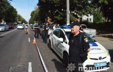 У Житомирі невідомі в футболках «СБУ» скоїли напад на інкасаторів, поранено поліцейського (фото, відео)
