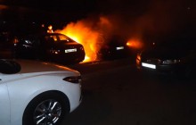 В Киеве ночью подожгли BMW, огонь уничтожил три автомобиля (фото, видео)
