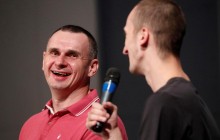 "Самая ненавистная вещь на Земле": Сенцов сжег свою тюремную робу (видео)