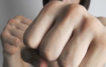 Прийняли за безхатька: у Києві віддали під суд підлітків, які жорстоко побили чоловіка (відео)