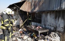 На столичному ринку «Юність» виникла пожежа, постраждала жінка (фото, відео)